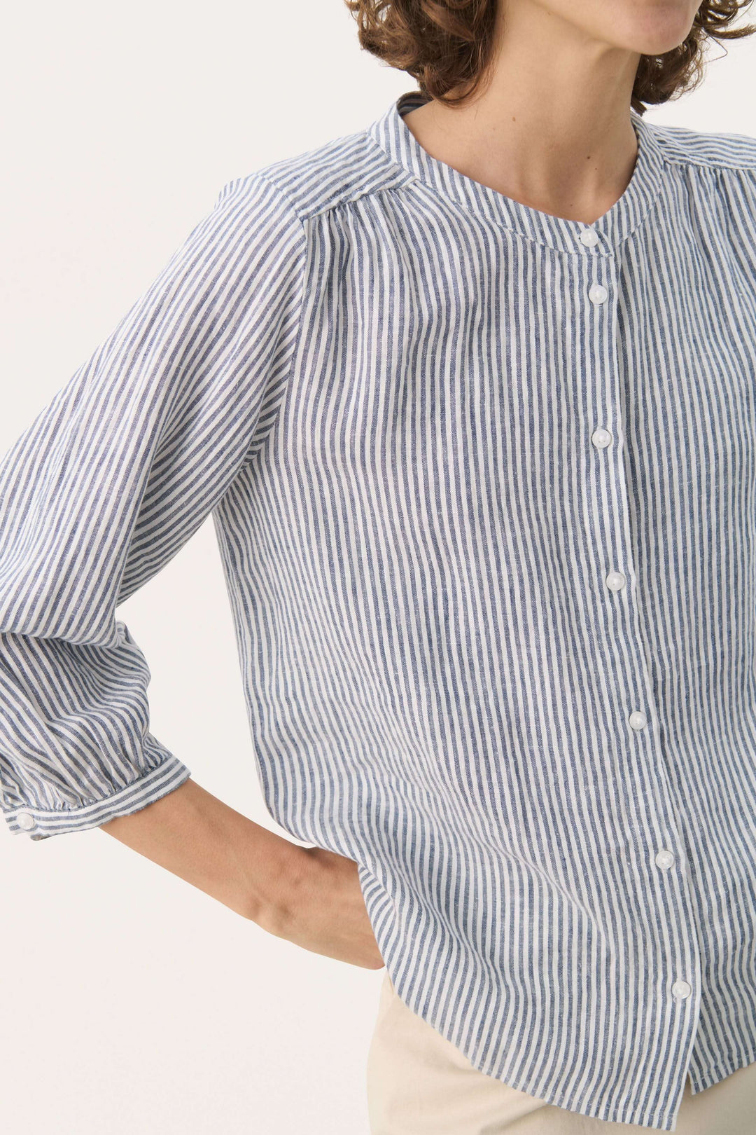 Blouse à rayures en pur lin avec col rond et manches trois quarts, idéale pour les journées ensoleillées.