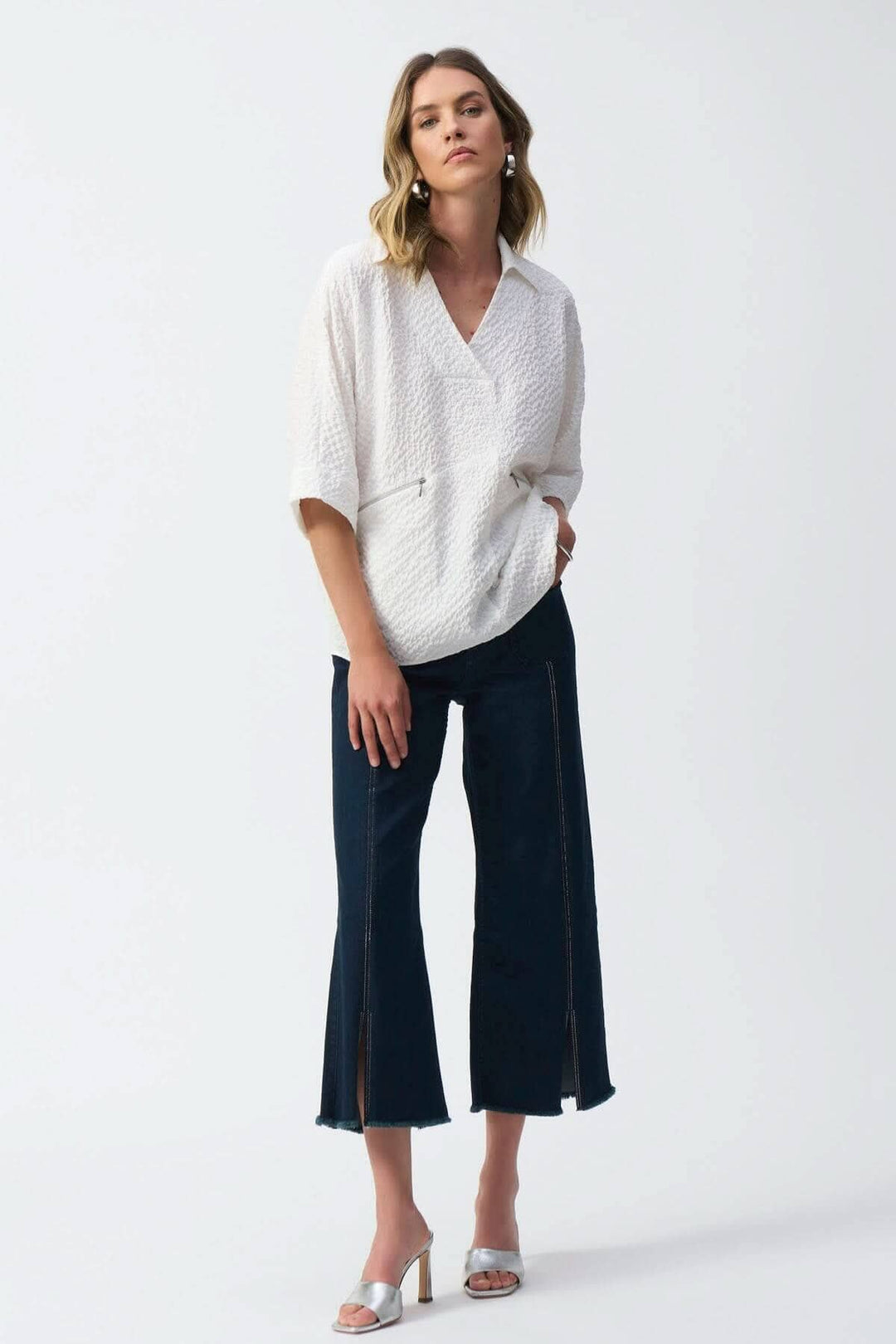 Blouse texturée gaufrée avec encolure en V et pantalon noir, look tendance et décontracté.