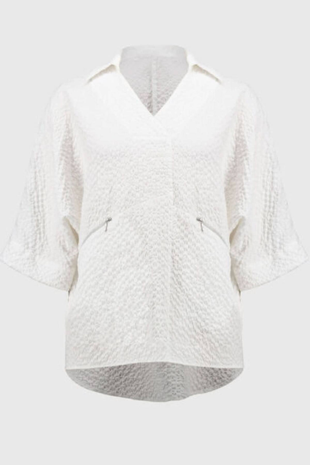 Blouse texturée gaufrée blanche avec col V et manches courtes, poches zippées, longueur décontractée.