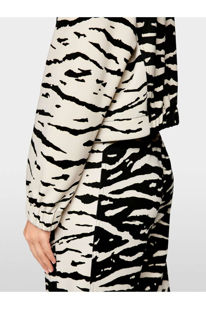 Blouson à imprimé animal en jersey scuba, coupe ample et raccourcie, imprimé animalier noir et blanc, manches longues, poches latérales.