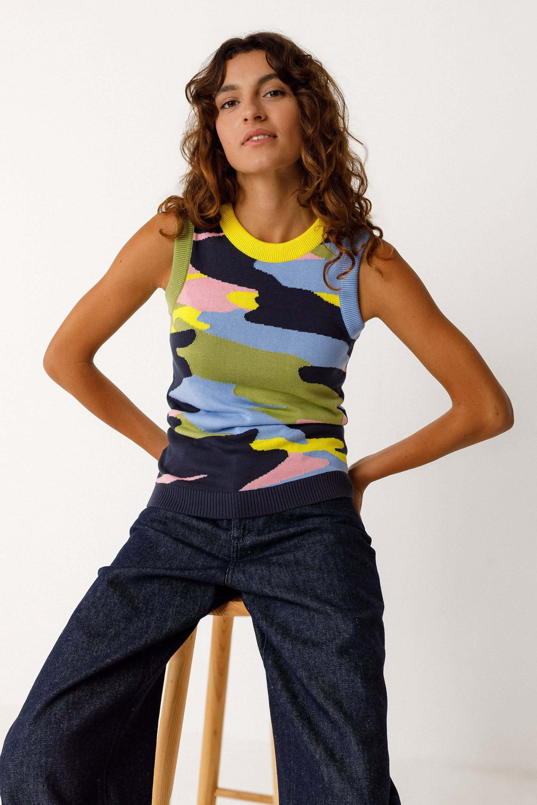 Camisole Baia tricotée motif graphique sans manches, coupe ajustée, encolure ronde, motif multicolore, confort optimal, 100% coton.