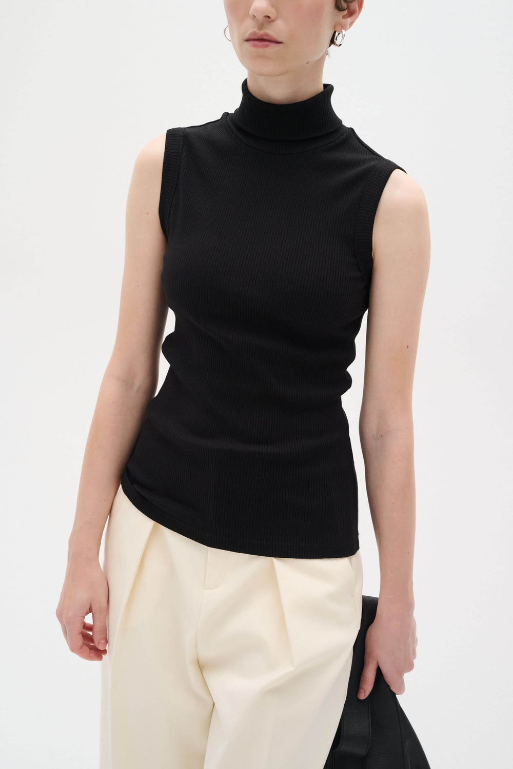 Camisole Dagna noire sans manches à col montant, coupe ajustée en jersey côtelé, élégante et confortable.