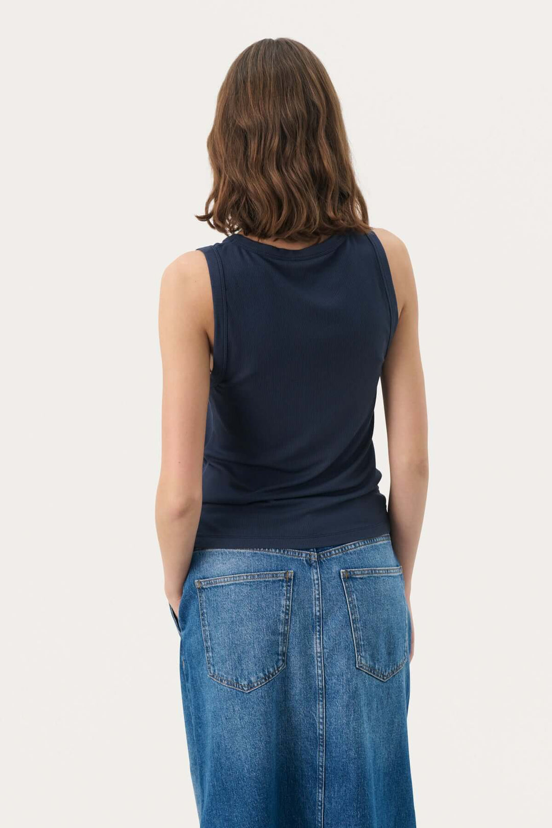Camisole Nikkia en viscose douce, style chic et décontracté, vue arrière, portée avec une jupe en denim.