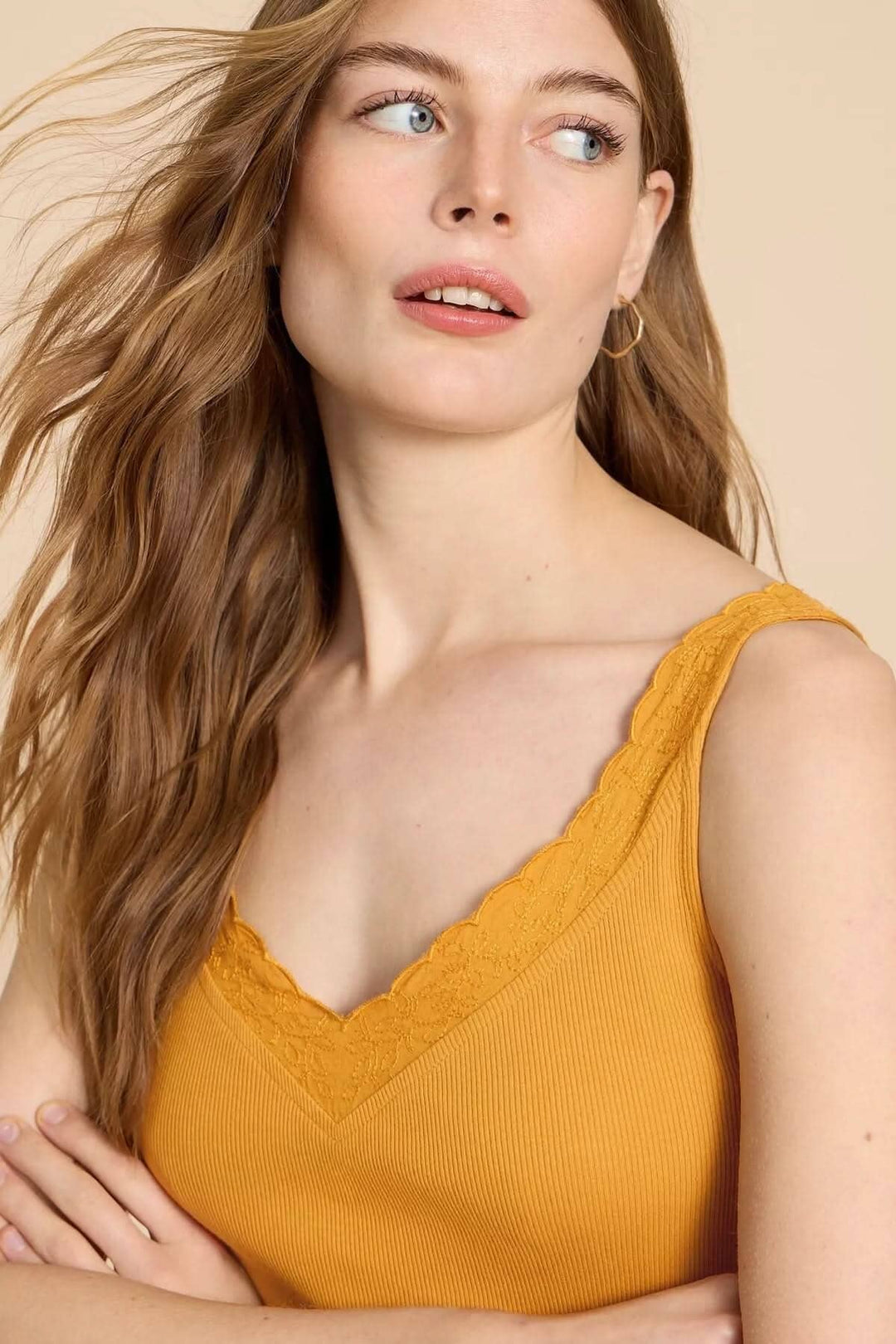 Camisole côtelé couleur Seabreeze avec décolleté brodé et bretelles larges, portée par un mannequin.