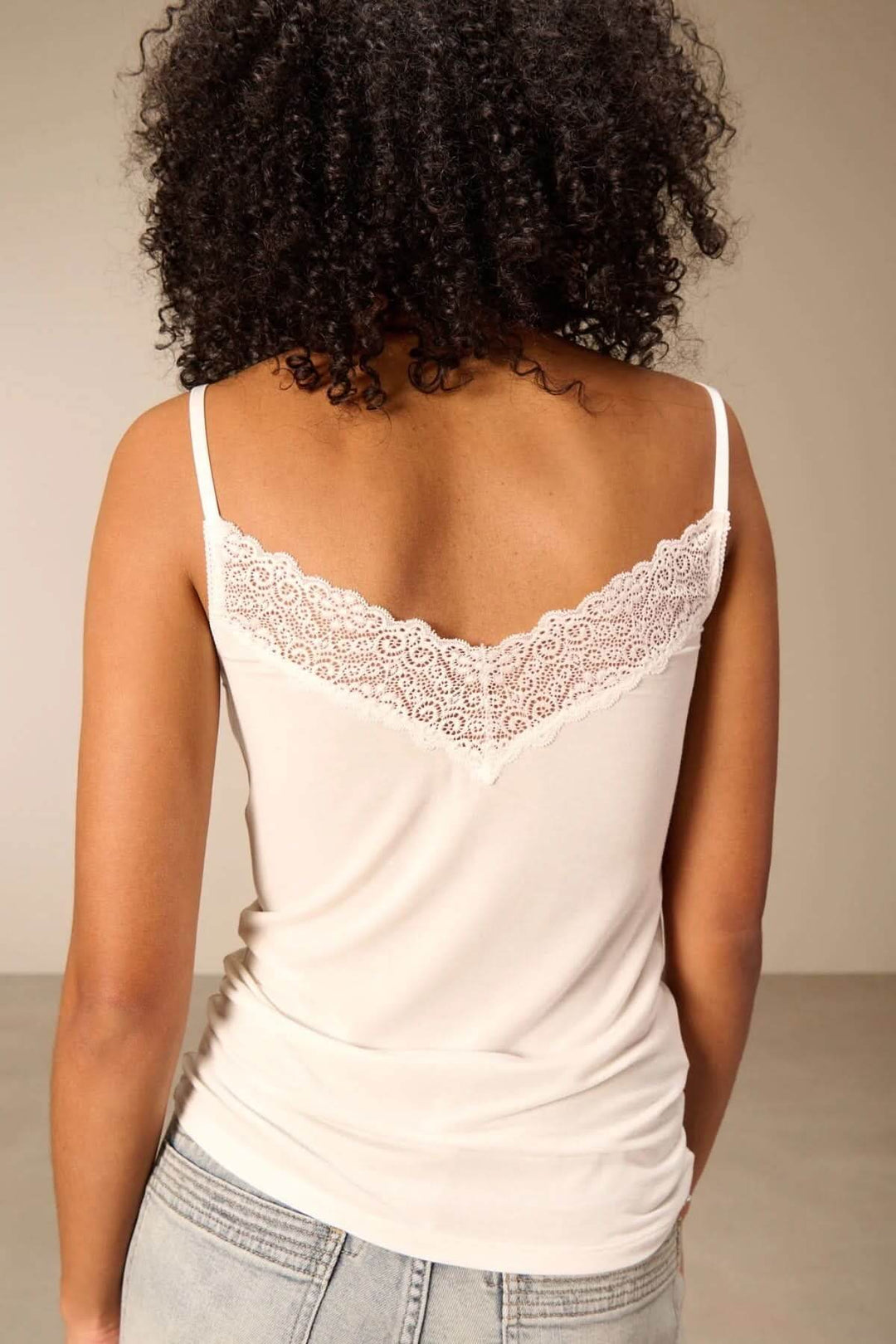 Camisole à bretelles avec dentelle, vue de dos montrant l'encolure en V ornée de dentelle, féminité et confort élégants.
