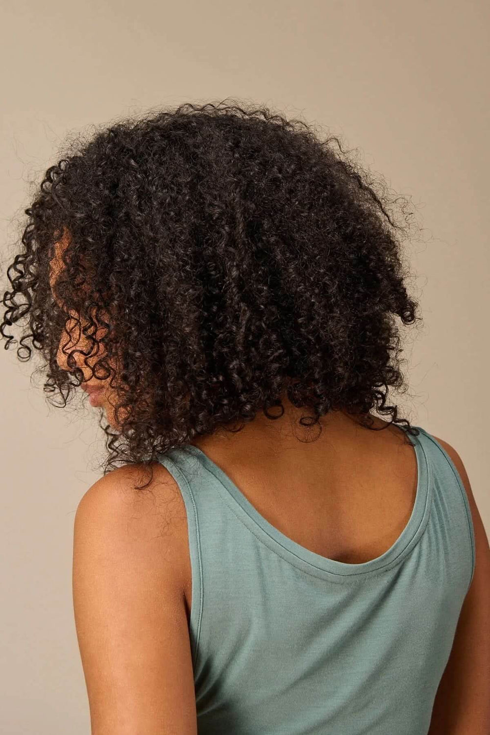 Camisole à col rond vue de dos montrant un design minimaliste et ajusté, idéal pour superposer ou porter seul pour un look moderne.