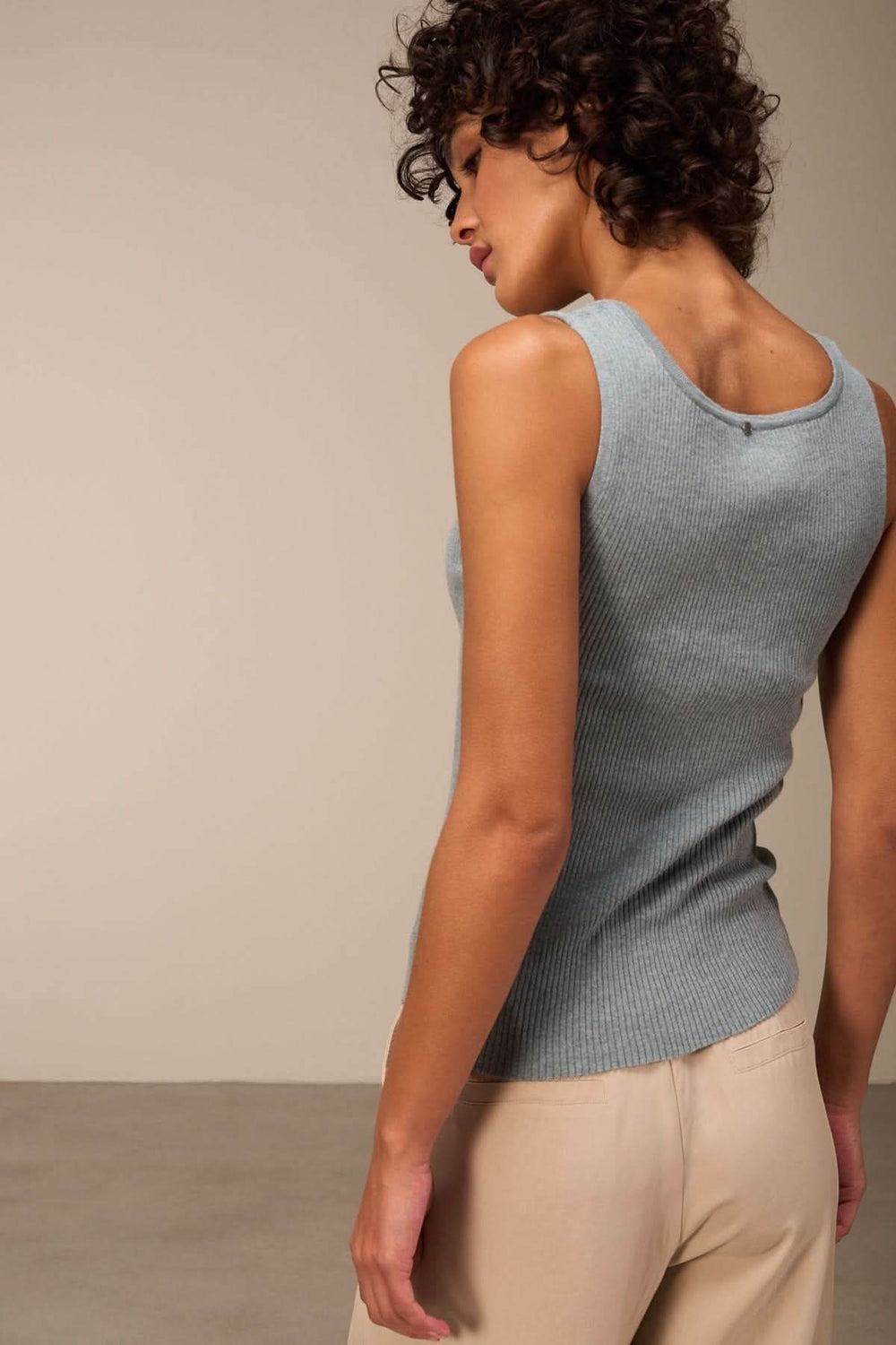 Camisole encolure carrée en tricot côtelé, vue arrière, couleur bleu, style ajusté, sans manches.