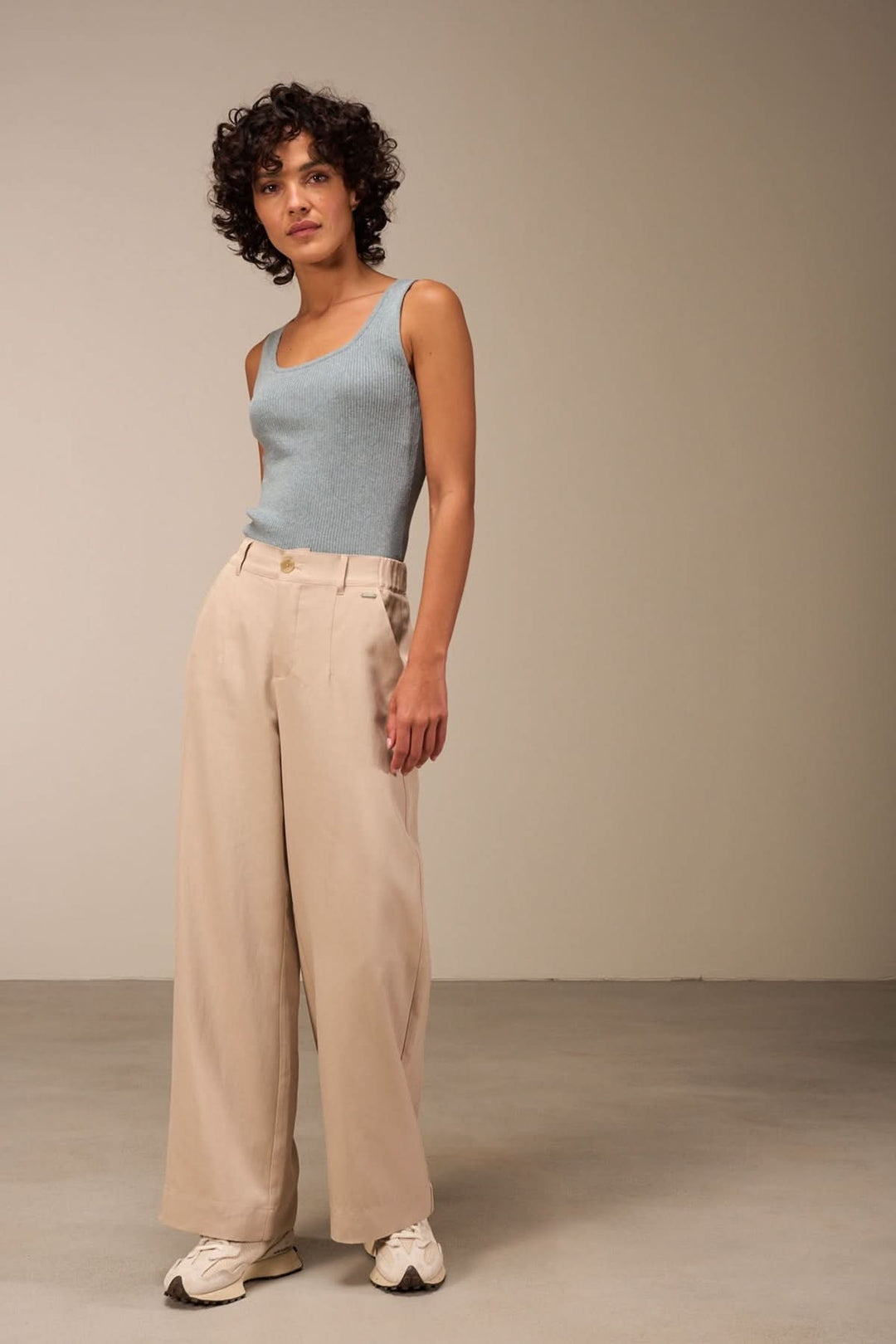 Camisole encolure carrée en tricot mélangé, portée avec un pantalon large et des baskets blanches.