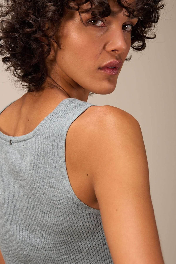 Camisole côtelée à encolure carrée, sans manches, sur modèle avec cheveux bouclés.
