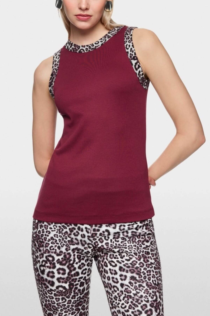 Camisole à imprimé léopard avec motifs aux bordures, confectionnée en coton stretch côtelé, près du corps, col rond, sans manches.