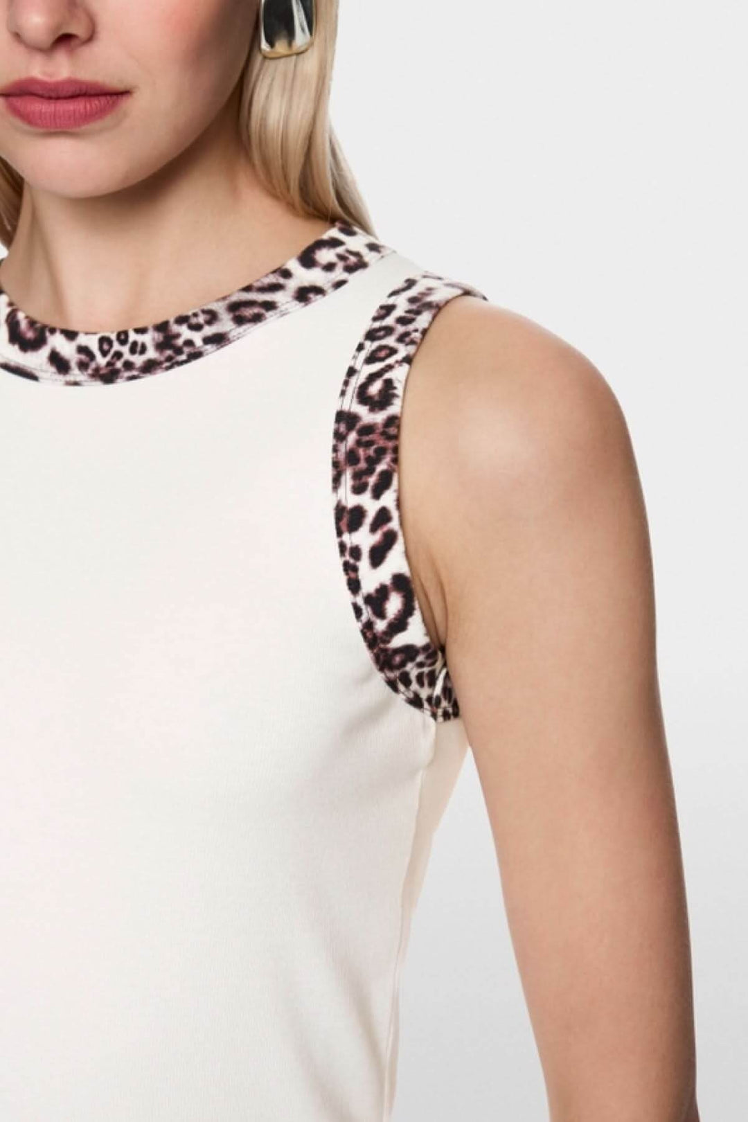 Camisole à imprimé léopard près du corps en coton stretch, détails bordures léopard au col rond et emmanchures.