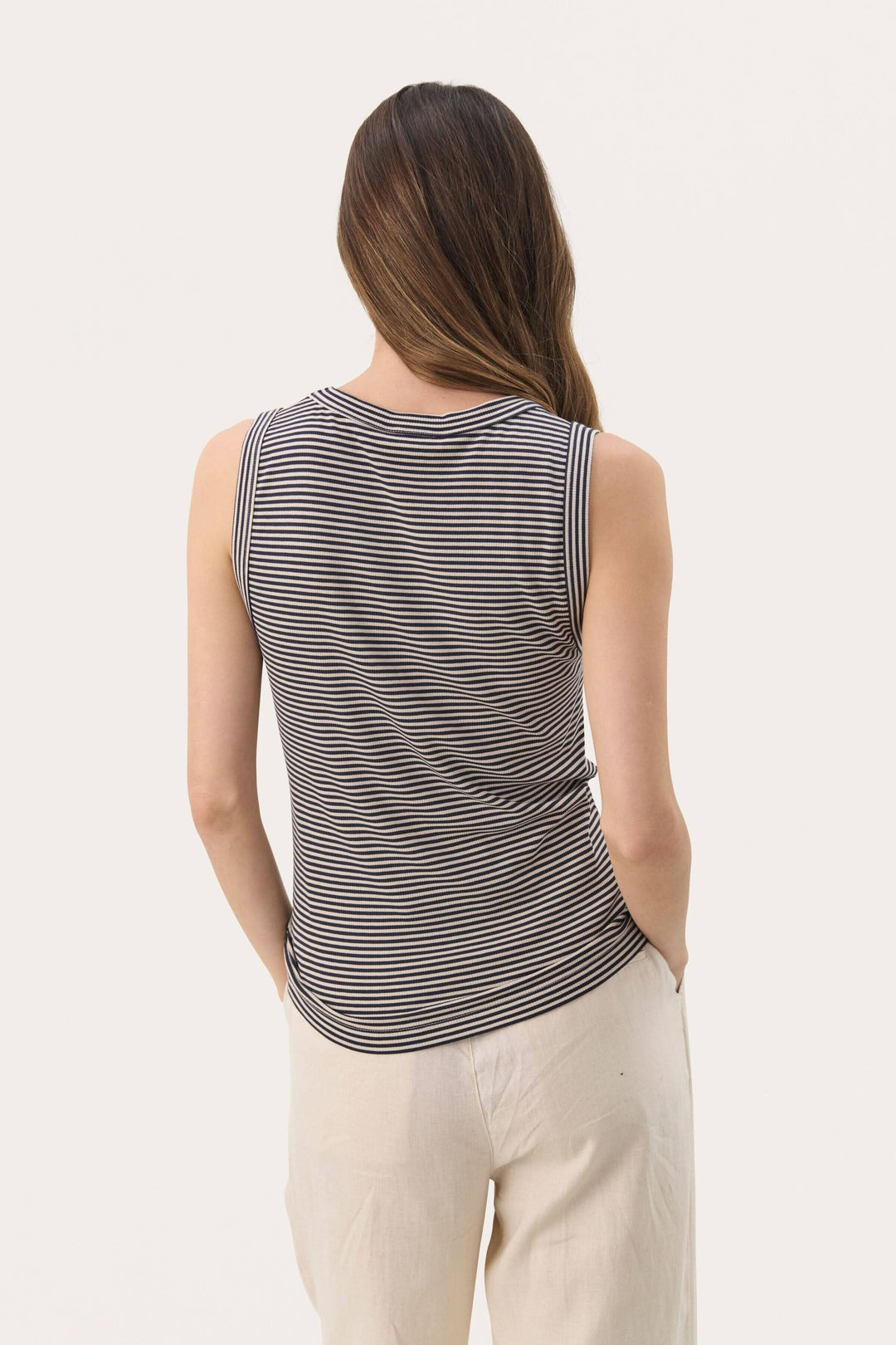 Camisole rayée Nikkia vue arrière, encolure en V, idéale pour un look élégant et décontracté.