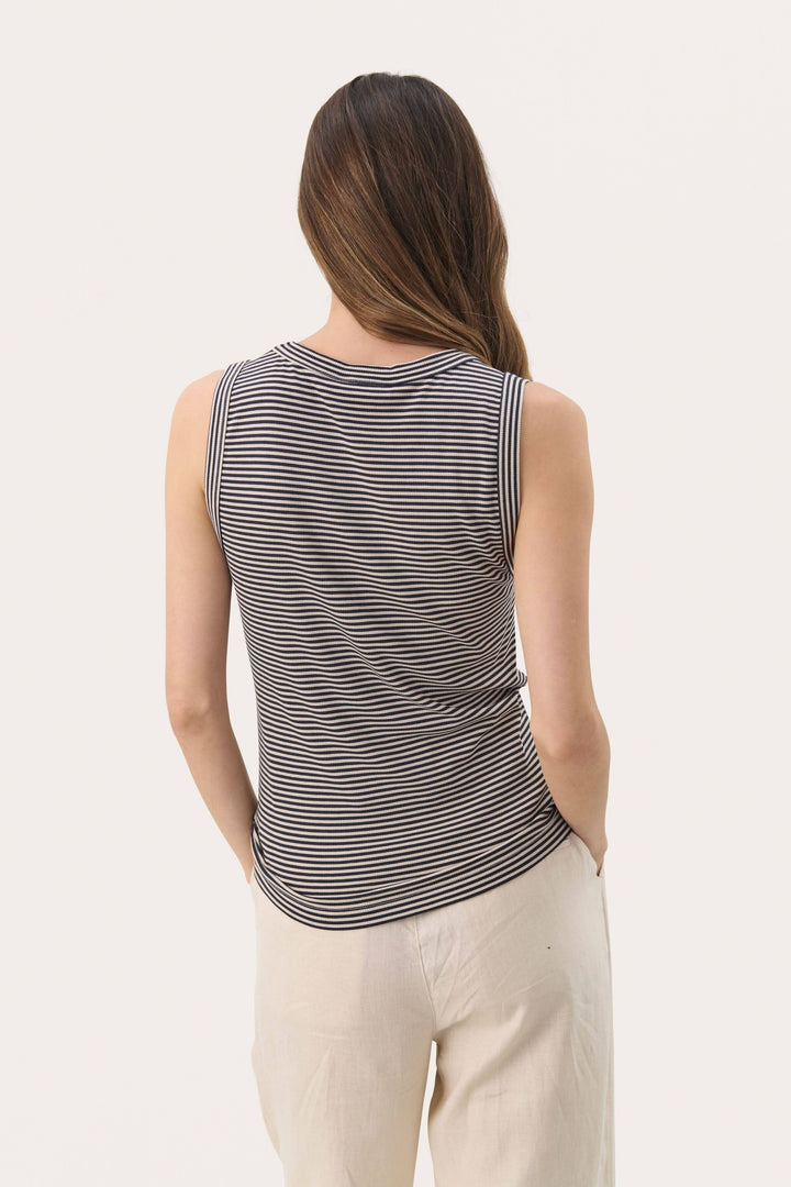 Camisole rayée Nikkia vue arrière, encolure en V, idéale pour un look élégant et décontracté.