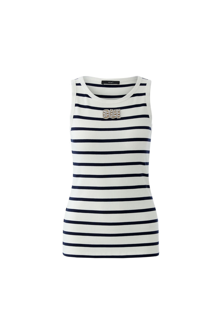 Camisole rayée sans manches avec motif rayé horizontal, féminine et ajustée, intégrée dans une garde-robe polyvalente.