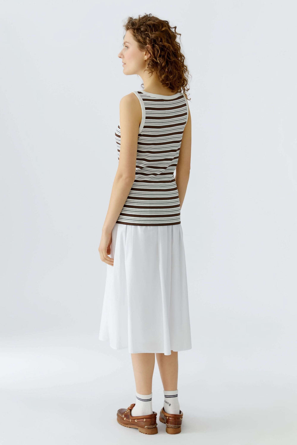 Vue de dos d'une camisole à rayures avec maille côtelée et détails brodés, idéale pour un look estival. Camisole à rayures en vedette.