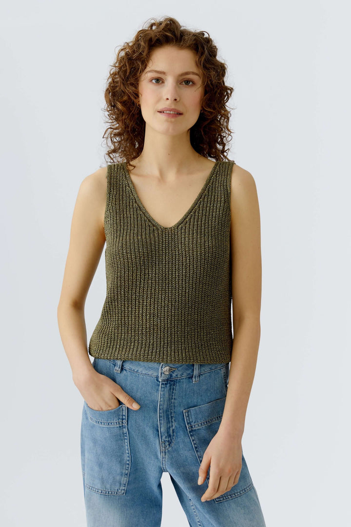 Femme portant une camisole tricoté en fil spécial avec encolure en V et coupe droite, parfaite pour superposition ou seul.