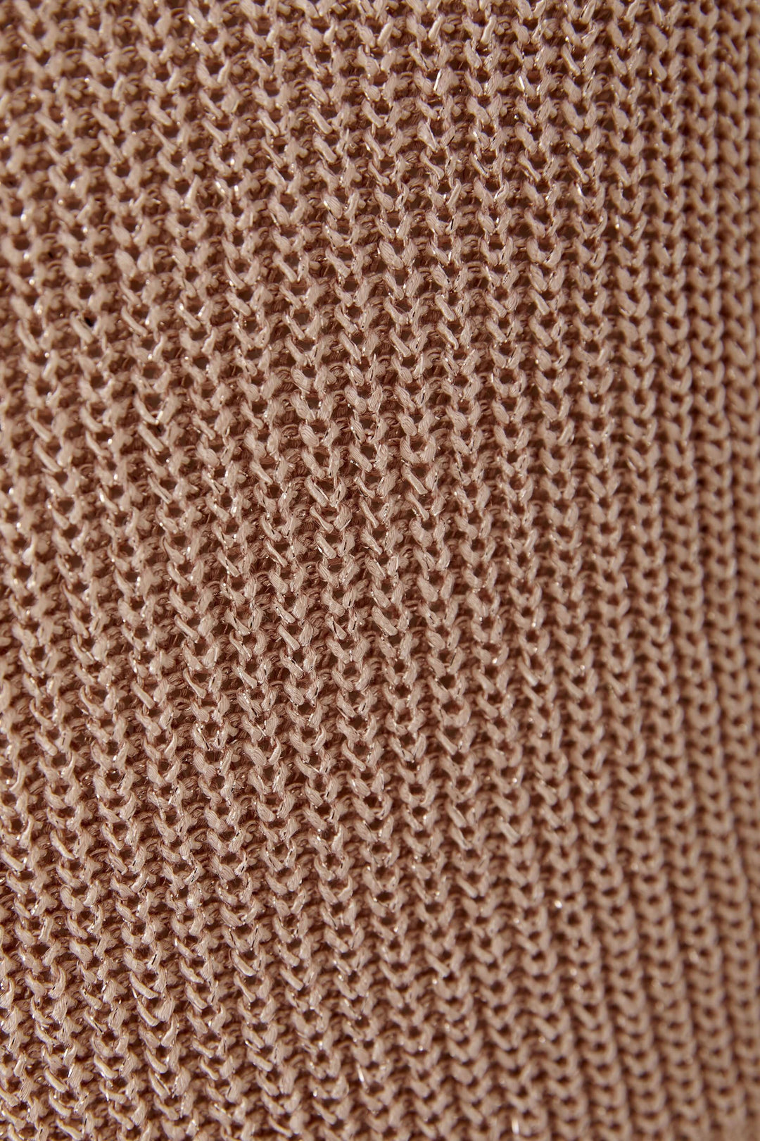 Texture de la camisole tricoté en fil spécial, montrant une maille texturée et naturelle parfaite pour la superposition.