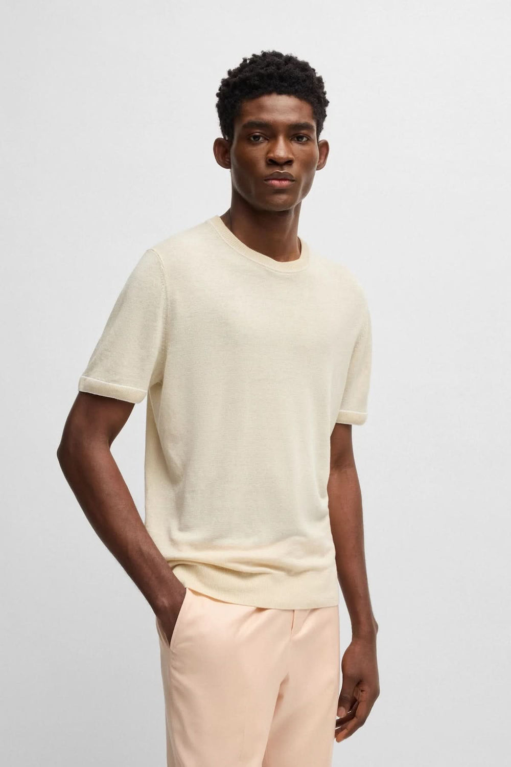 Chandail en maille légère crème à manches courtes, parfait pour un look estival élégant.