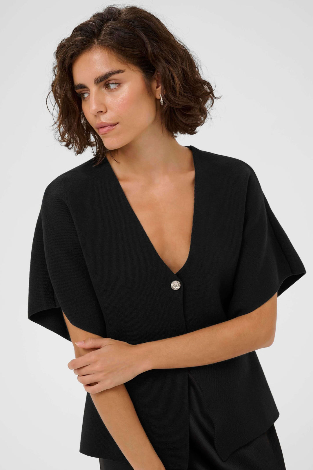 Cardigan Jessica moderne avec encolure en V, design épuré, coupe évasée et matériau confortable.