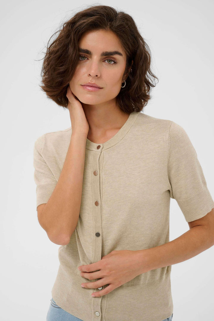 Cardigan Lizza à manches courtes, coupe ajustée, encolure ronde, maille fine, style polyvalent et féminin.