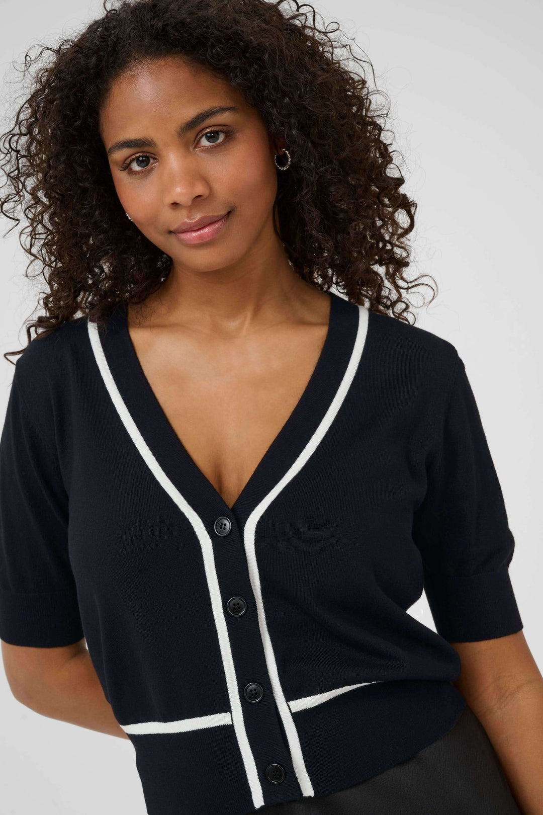 Cardigan Lizza à manches courtes, en tricot doux, avec encolure V et bordures contrastantes, parfait pour la mi-saison.
