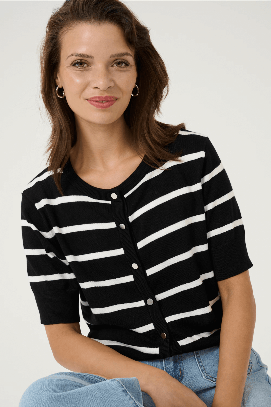 Cardigan Lizza à rayures noires et blanches avec manches courtes et encolure ronde.