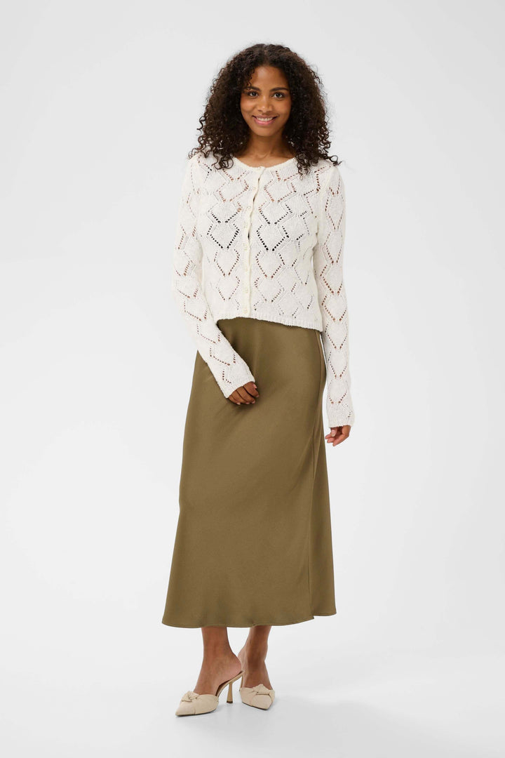Cardigan Lorinia en maille ajourée avec silhouette féminine et élégante, parfait pour un style raffiné et confortable.