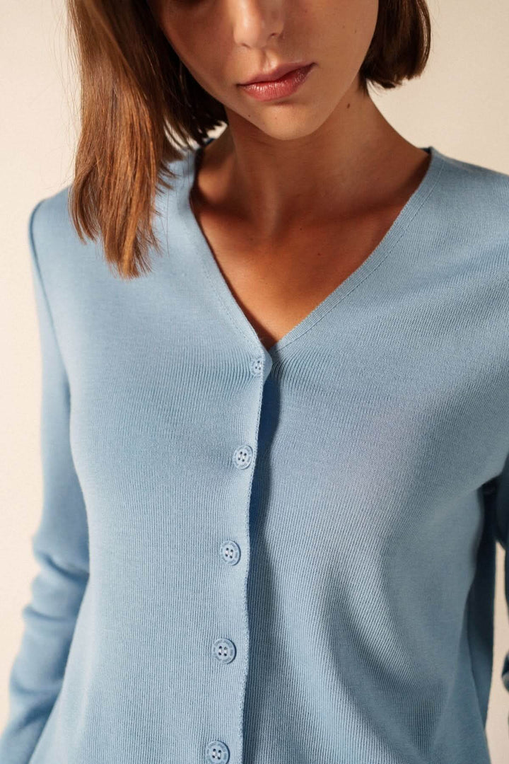 Cardigan de laine BREVANDS en bleu clair, élégance minimaliste avec encolure en V et boutons discrets, idéal pour un style chic et polyvalent.