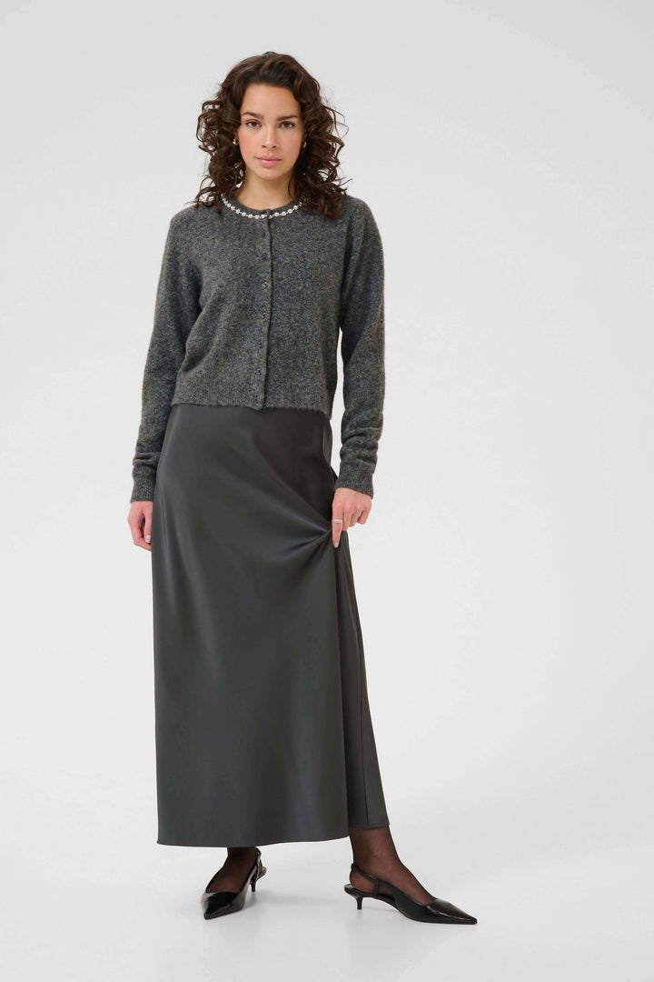 Cardigan en laine bouclée à col orné porté avec jupe longue élégante