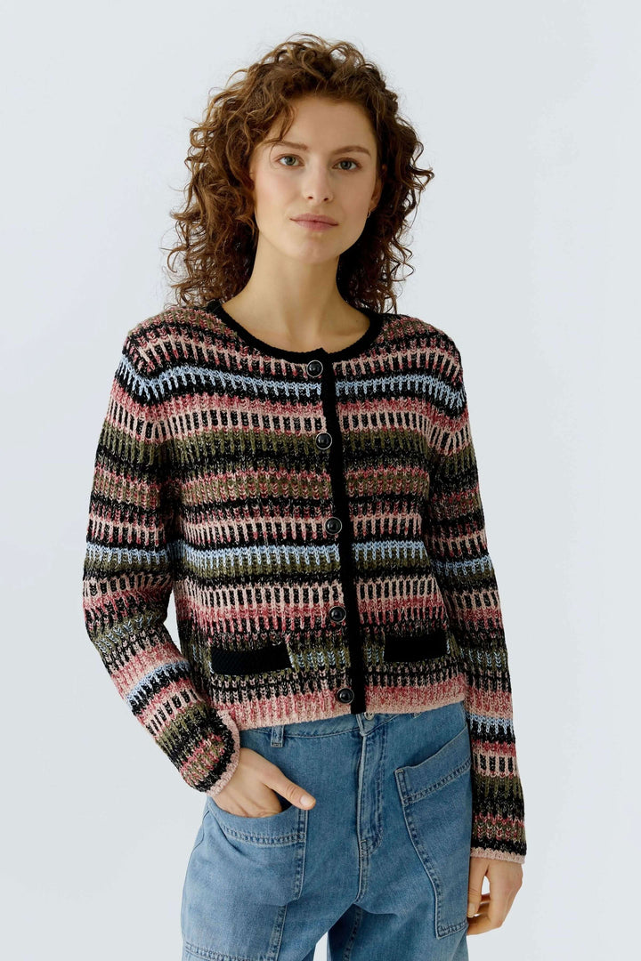 Cardigan en maille texturée avec motif graphique porté par modèle, coupe droite et encolure ronde, détail boutonnage avant.