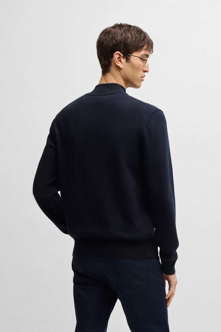 Cardigan en maille noir avec col montant, vu de dos, silhouette soignée et polyvalente.