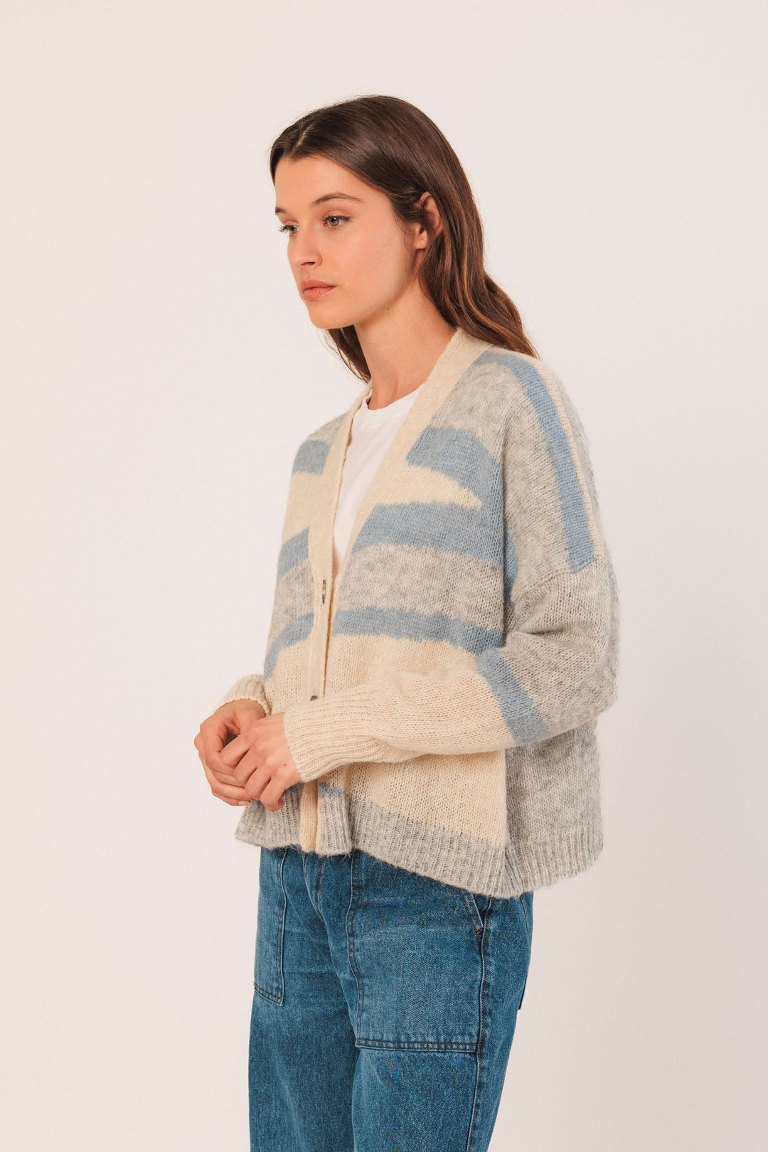 Cardigan en maille douce avec motif graphique, encolure en V et boutons, style décontracté.