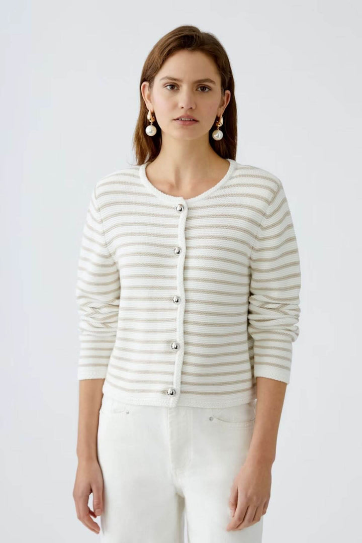 Cardigan à rayures moderne avec encolure ronde et boutons, porté sur un débardeur.