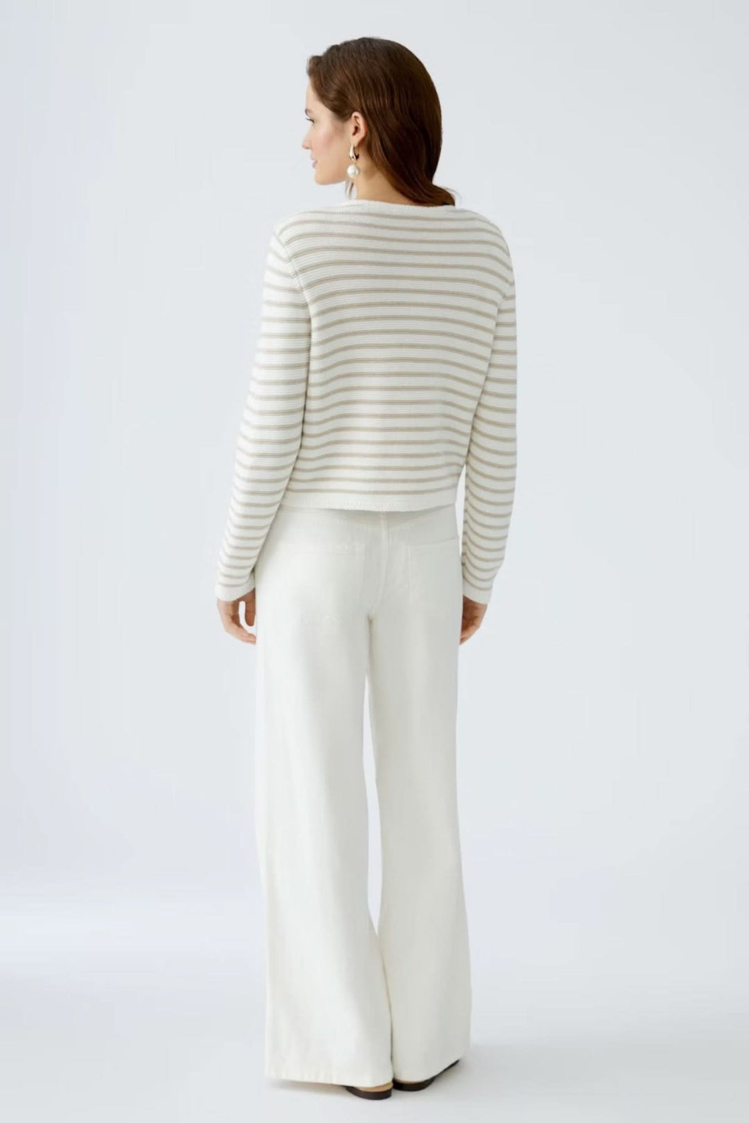 Cardigan à rayures moderne, coupe courte, porté avec un pantalon large, vue arrière, maille texturée élégante.
