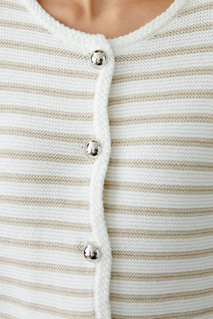 Cardigan à rayures modernes avec boutons contrastants, encolure ronde et maille texturée.