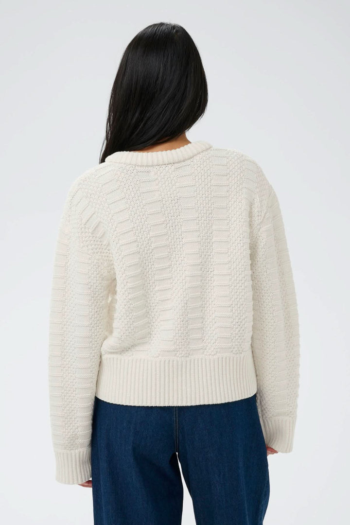 Dos du Cardigan zippé Aniela en maille texturée blanche, coupe droite et style moderne.