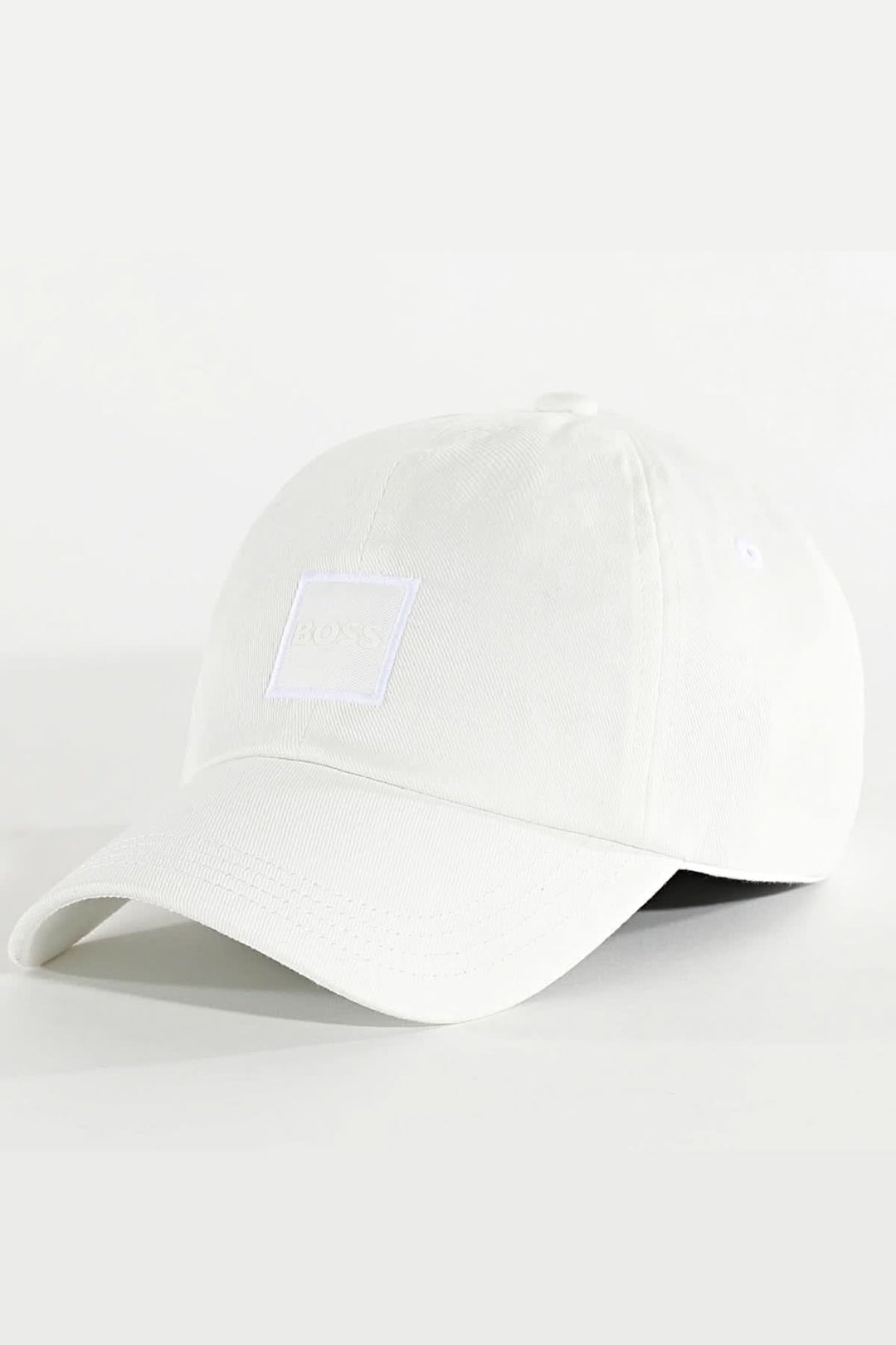 Casquette BOSS blanche en coton, avec écusson ton sur ton, style moderne et élégant pour un look décontracté.