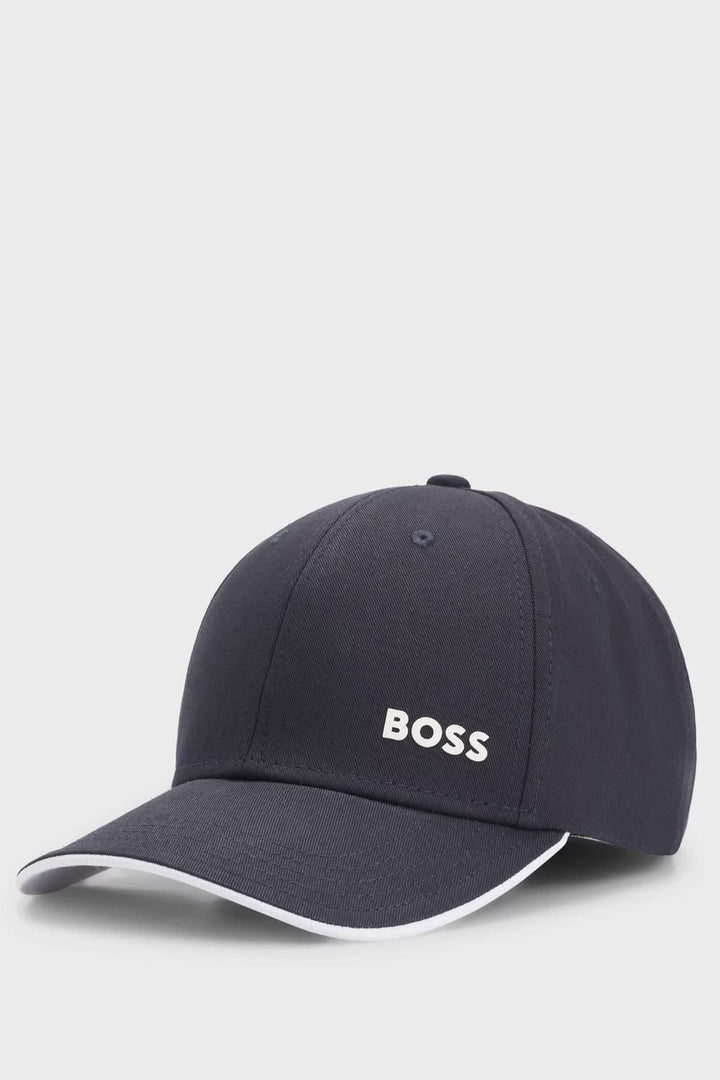 Casquette à visière incurvée avec logo BOSS brodé, style sportif et urbain.