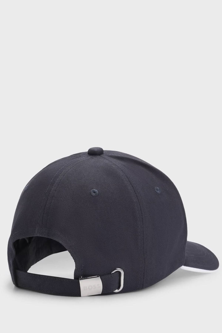 Casquette Boss à visière incurvée, vue arrière, avec patte ajustable et logo BOSS brodé.