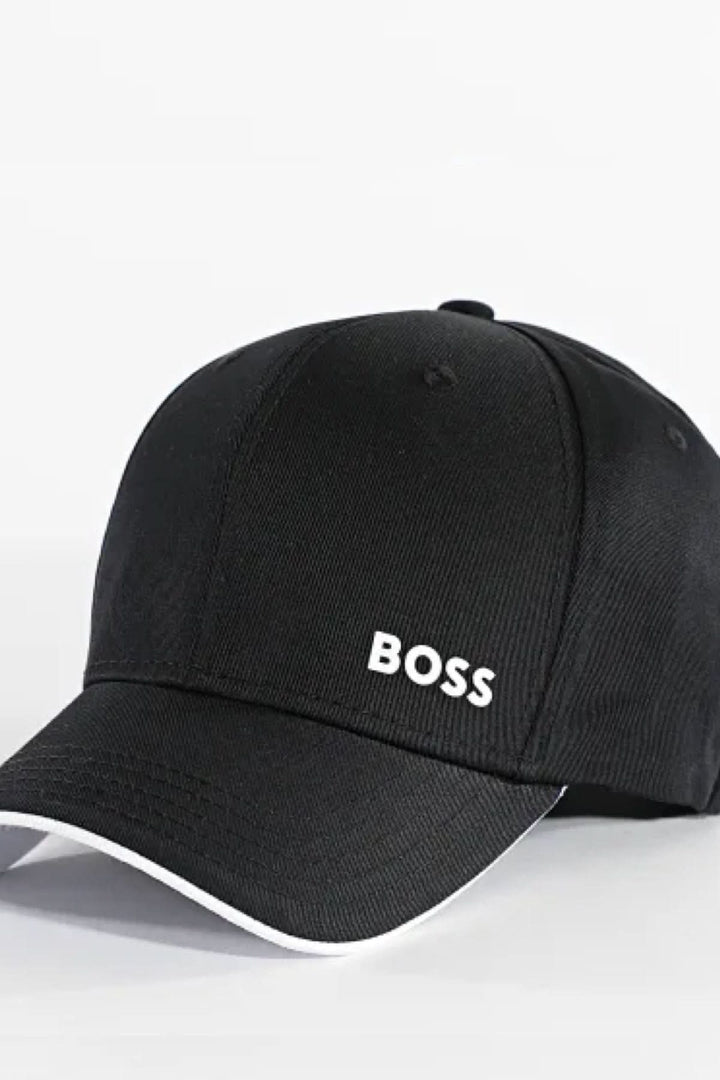 Casquette noire à visière courbée avec logo BOSS brodé, style sportif et décontracté.