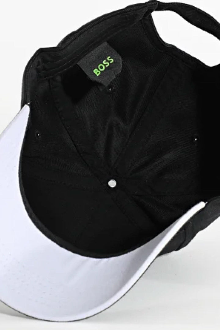 Intérieur de la casquette BOSS avec visière courbée et étiquette logo, style sportif et décontracté.