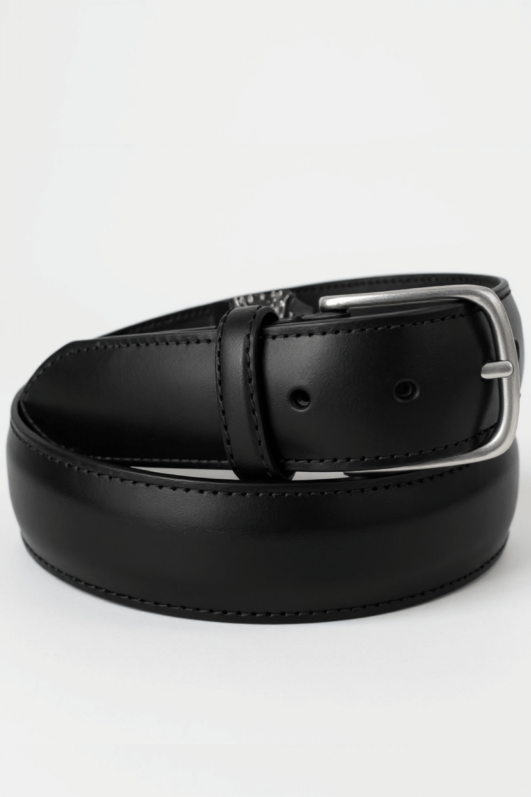 Ceinture élégante en cuir teinté avec boucle métallique brossée, fabriquée à la main en Italie.