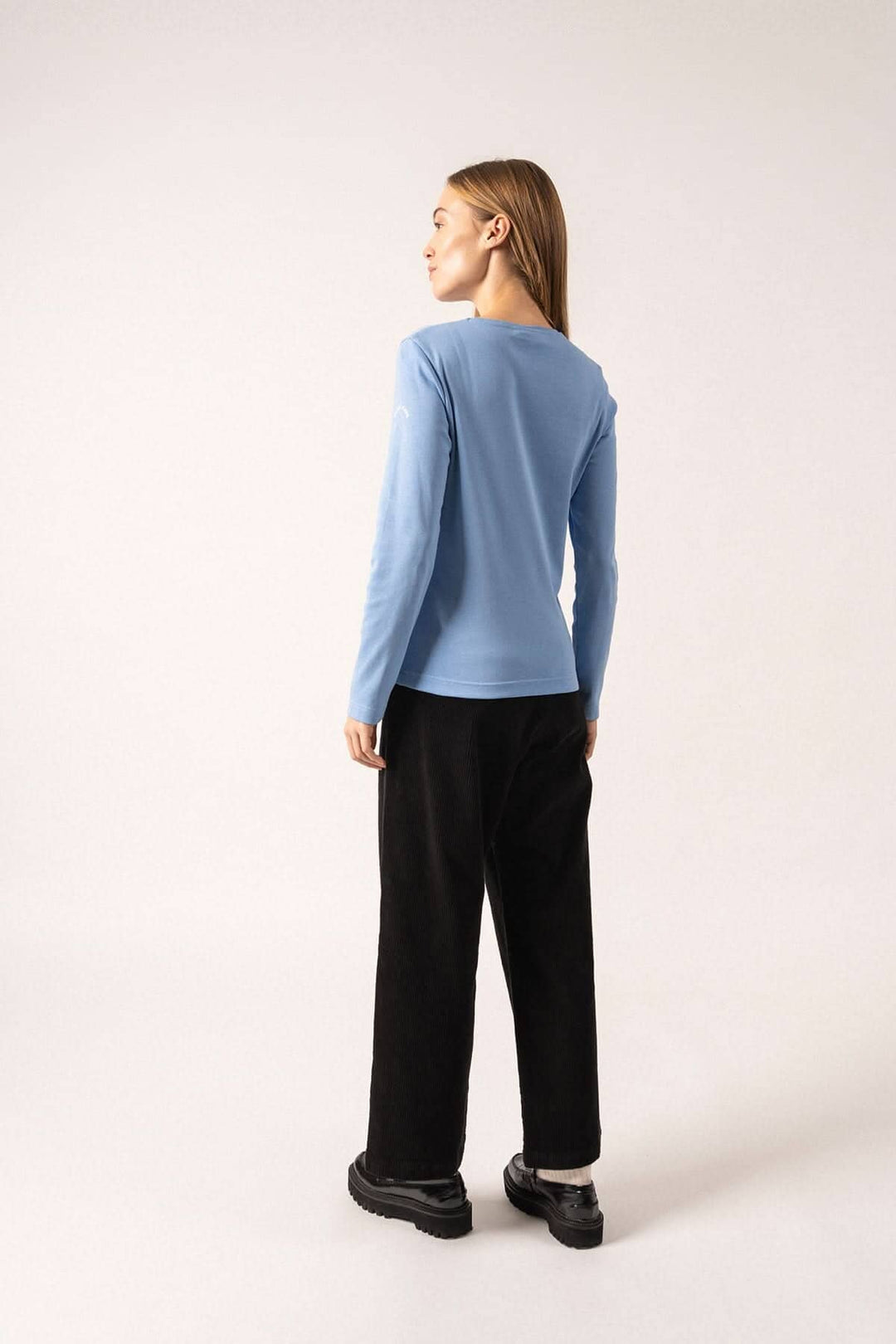 Chandail à manches longues Celina, vue arrière, en bleu, avec pantalon noir, pour un look décontracté essentiel.