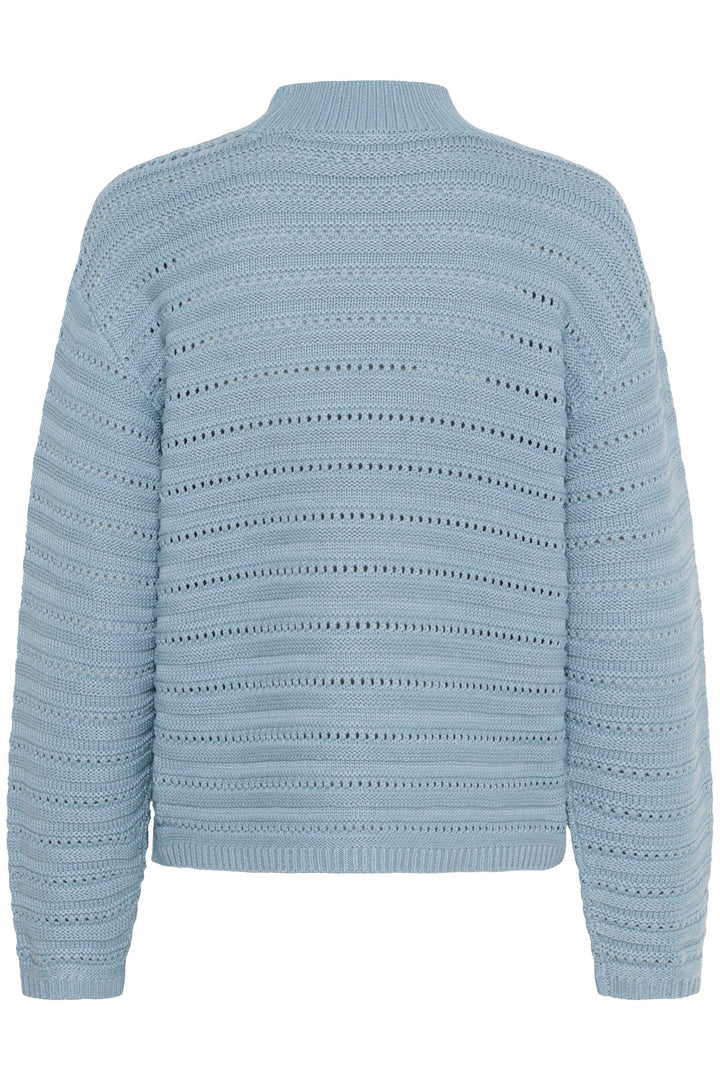 Chandail Dolly en tricot ajouré bleu avec motif horizontal et col montant côtelé.