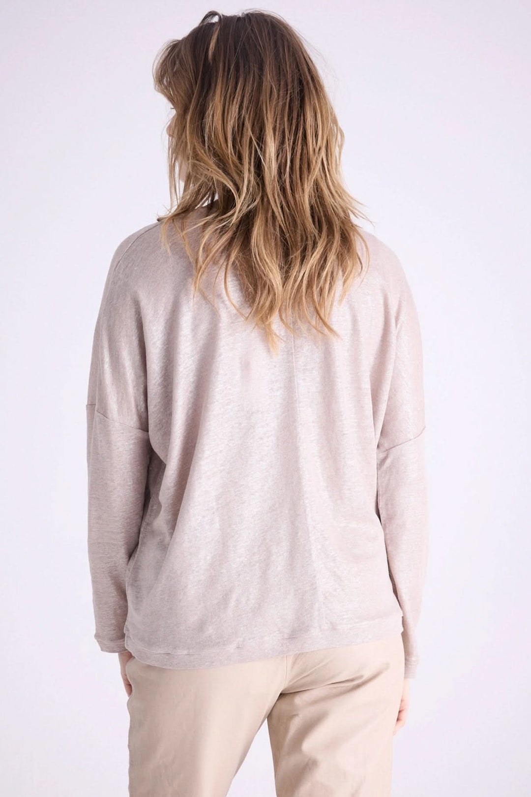Vue arrière du chandail Giulia, léger à col V, avec manches longues et coupe décontractée.