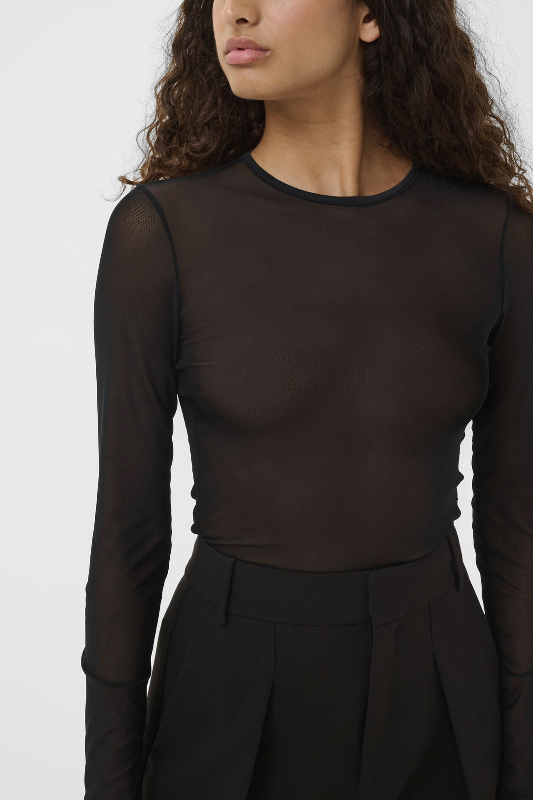 Chandail Kaia en tulle transparent à manches longues, élégant et moderne, idéal pour une allure sophistiquée et contemporaine.