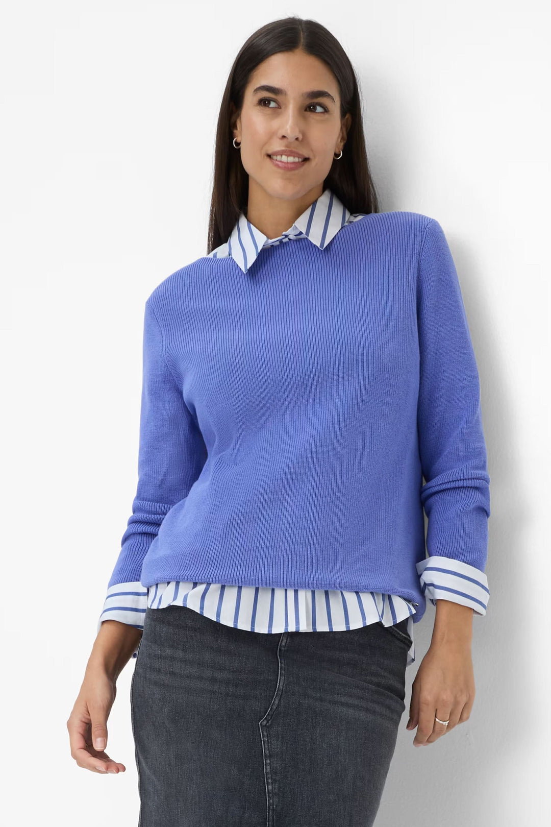 Chandail Lesley en violet avec col en rayures, coupe moderne et manches longues, porté avec une jupe en jean.