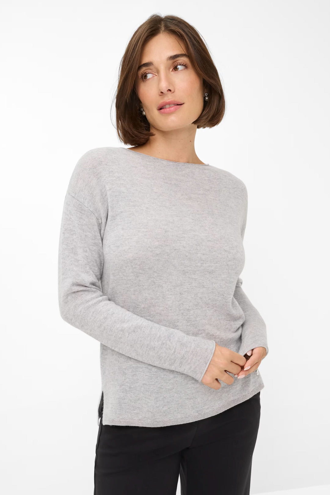 Chandail Liz gris en maille fine, coupe droite, col bateau et manches longues, style élégant et décontracté.