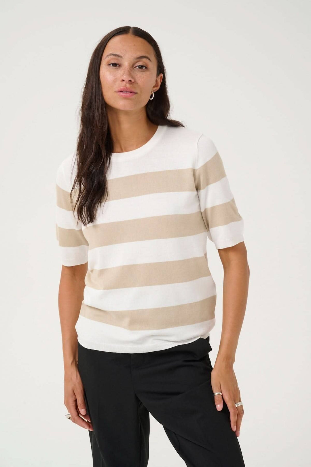 Chandail Lizza à manches courtes, motif ligné beige et blanc, encolure ronde, pour un look décontracté.