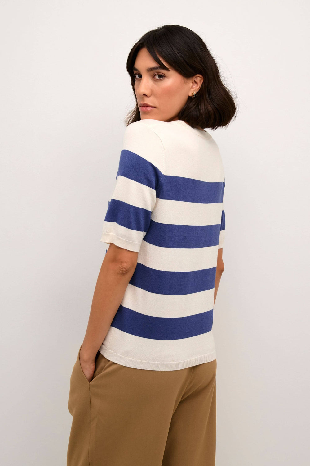 Chandail Lizza à manches courtes avec motif ligné bleu et blanc, parfait pour un look décontracté.